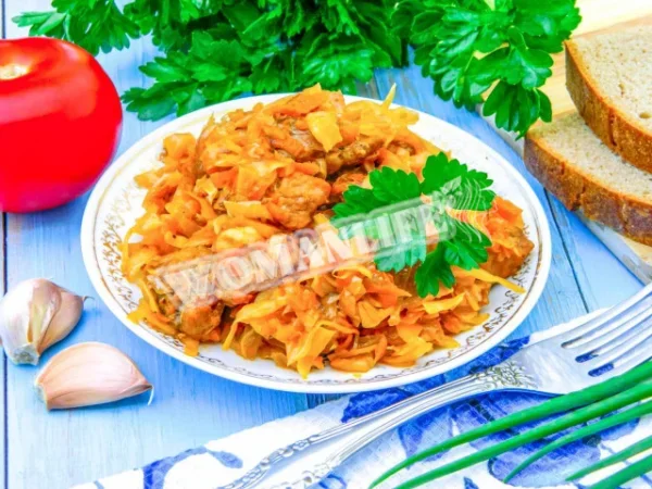 Смачна солянка зі свіжої капусти на сковороді