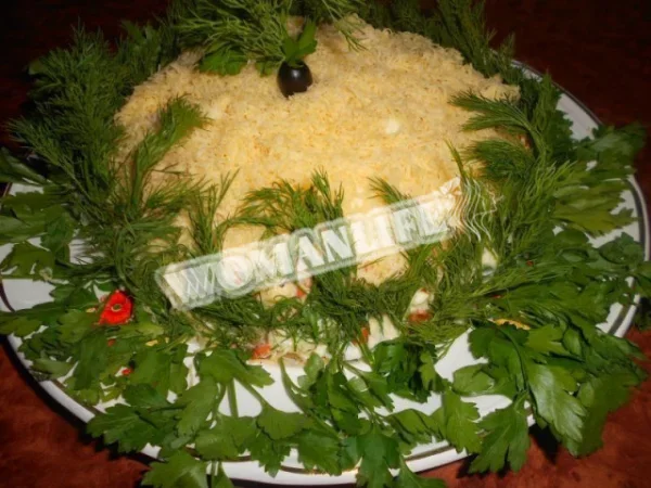 Салат «Казка» з копченою куркою шарами