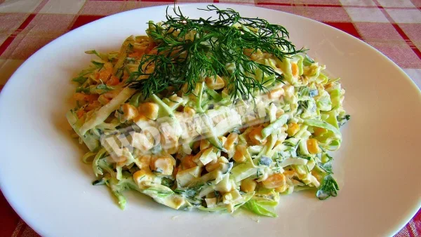 Салат з молодої капусти з кукурудзою та огірками