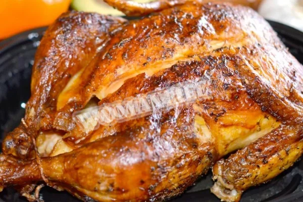 Курка на пляшці, запечена з лимонами та розмарином