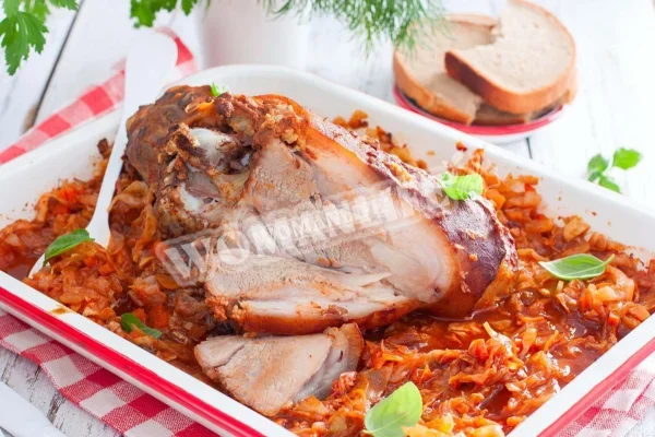 Свиняча рулька з капустою
