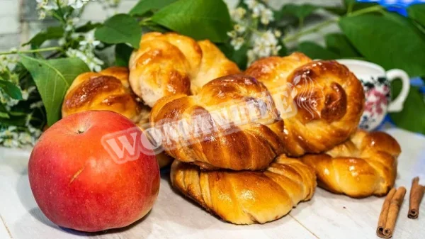 Здобні булочки з цукром і корицею на кефірі