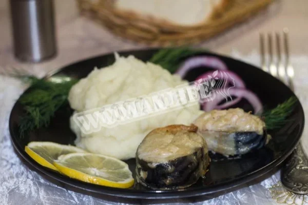 Запечена скумбрія з майонезом з хроном і гірчицею