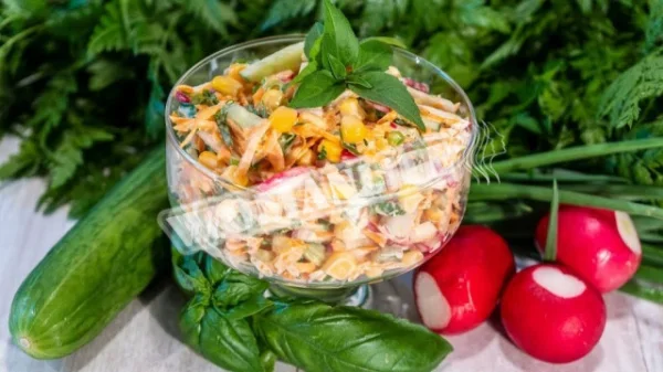 Літній овочевий салат з консервованою кукурудзою