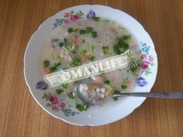 Суп з цибулею, картоплею, морквою, грибами та рисом