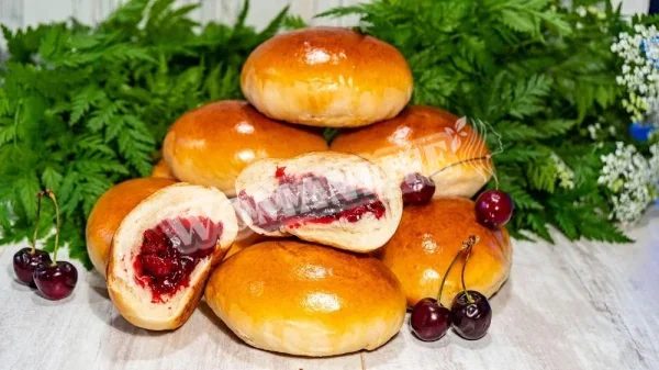 Здобні пиріжки на кефірі з вишневою начинкою