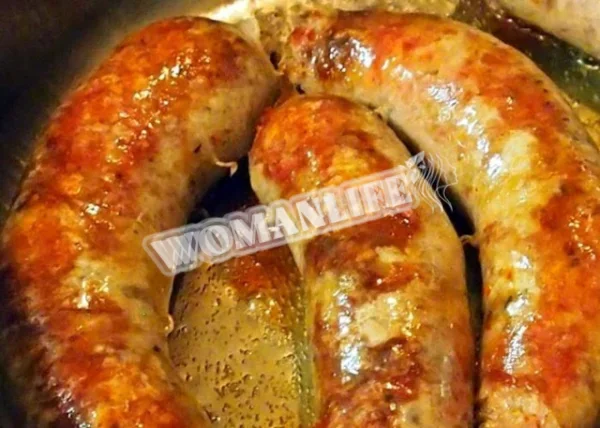 Купати в кишках з салом на сковороді