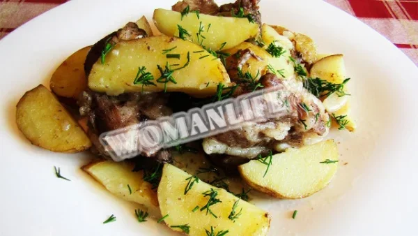 Свинячі ребра з молодою картоплею в духовці