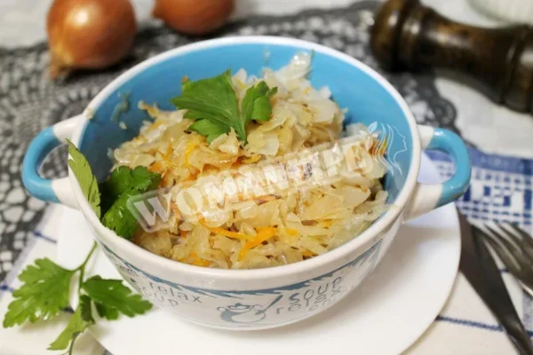 Квашена капуста на сковороді з рослинним маслом