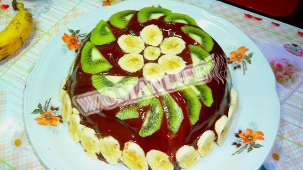 Пряниковий пиріг з горіхами, сметаною та фруктами без випічки