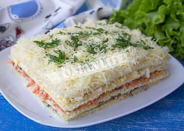 Закусочний вафельний торт з яйцем і скумбрією