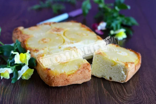Шарлотка з ананасами