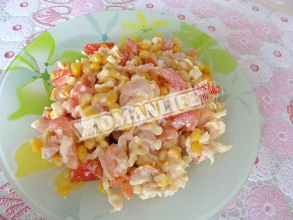 Салат з копченою куркою, помідорами, сиром і кукурудзою