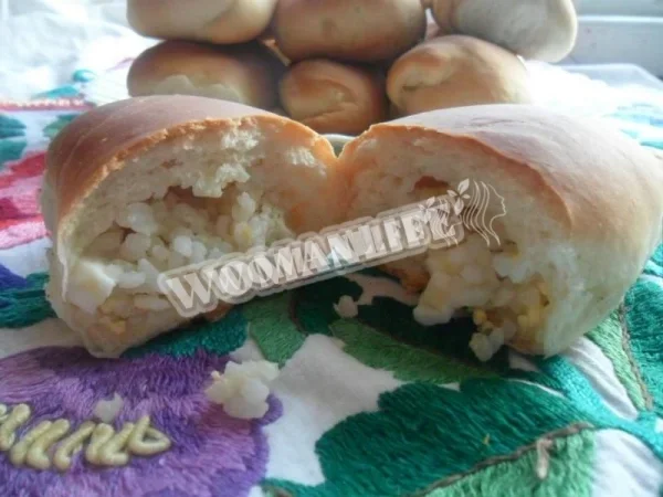 Запечені дріжджові рисові пиріжки з яйцем