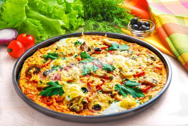 Піца з ковбасою, сиром і яйцями