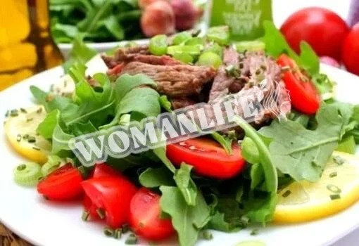 Салат зі шпинатом, оливками, картоплею та яловичиною