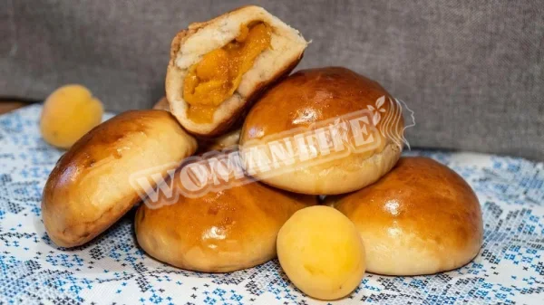 Дріжджові пироги на кефірі з абрикосами
