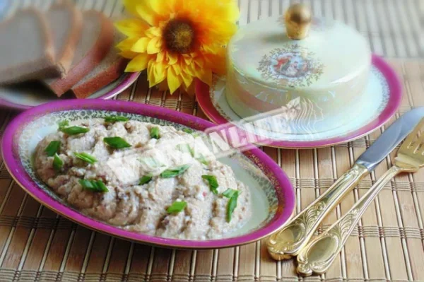 Форшмак з яйцем, яблуком, цибулею, батоном і маслом