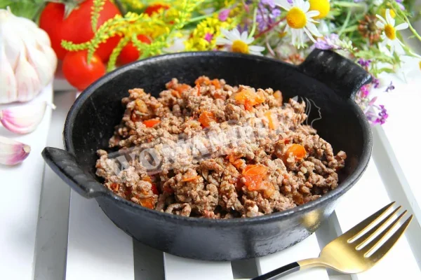 Фарш на сковороді з помідорами