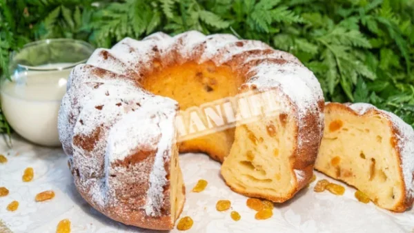 Сирний пиріг з родзинками і сметанним кремом в духовці
