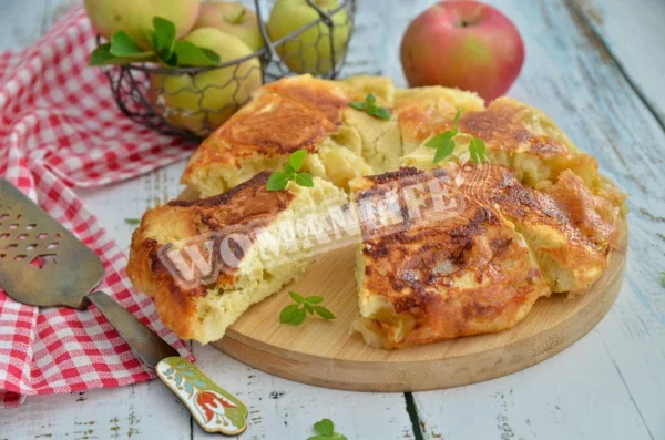 Пиріг з яблуками на сковороді без духовки