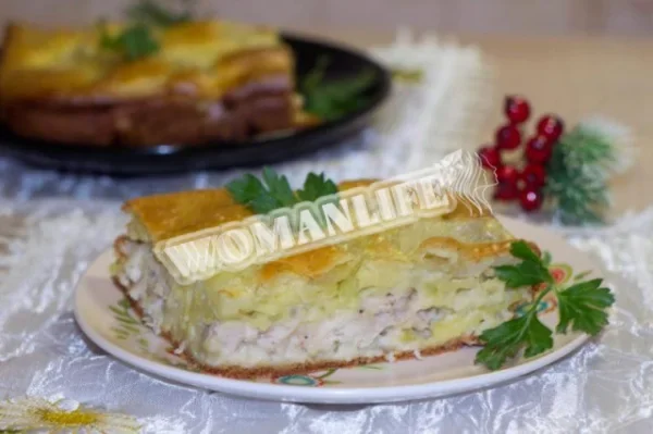 Заливний картопляний пиріг з цибулею та курячим філе
