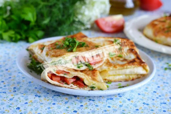 Лаваш з сиром і помідорами на сковороді