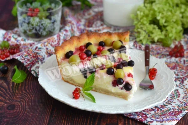 Пиріг на сметані з ягодами