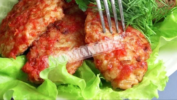 Манні котлети з цибулі з підливою