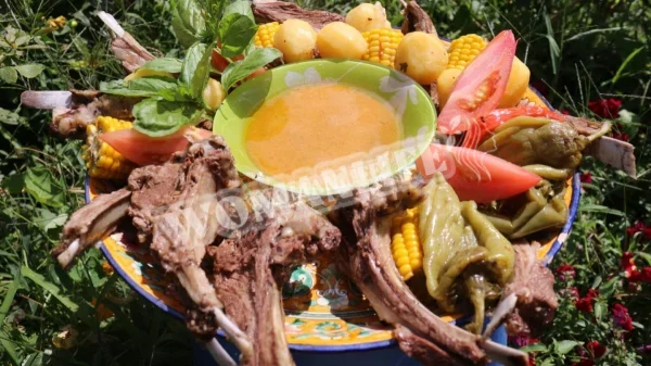 Дандана - баранячі ребра в казані з цибулею і картоплею