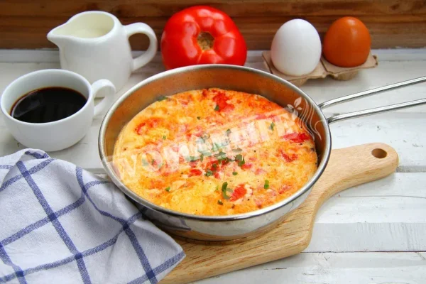 Омлет з помідорами на сковороді