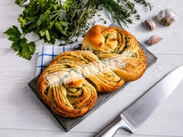 Хлібна косичка з часником і зеленню