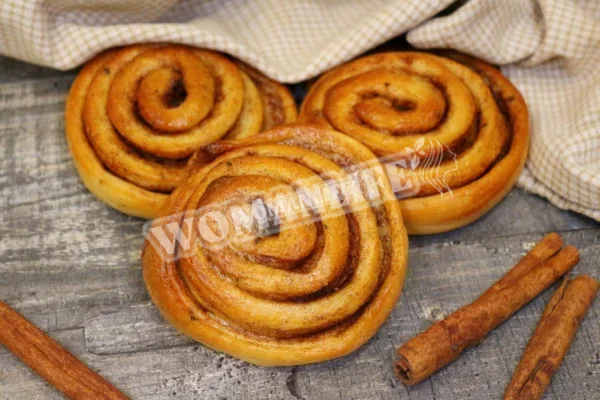 Булочки-равлики з корицею та цукром