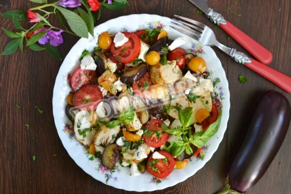 Теплий салат з куркою, баклажанами і помідорами
