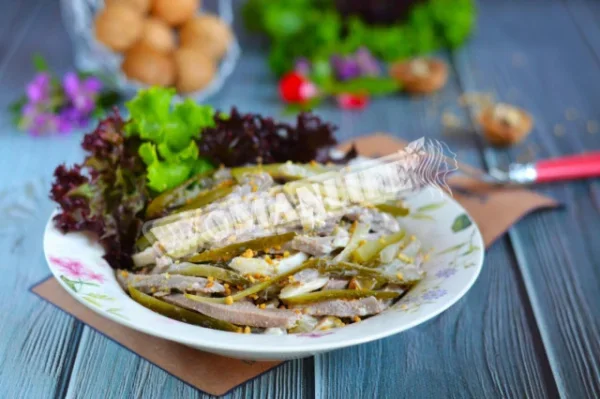 Салат з язиком і маринованими огірками