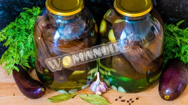Цілі мариновані баклажани в банках на зиму