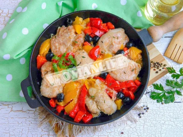 Куряче філе в борошні на сковороді