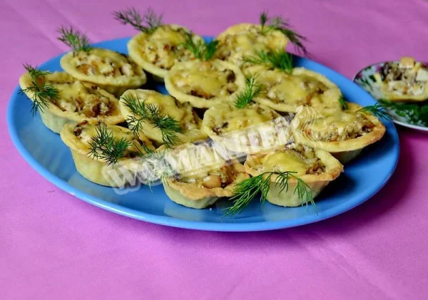 Сирні тарталетки з сушеними грибами і куркою