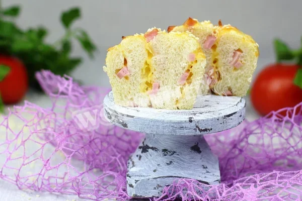Булочки з ковбасою та сиром