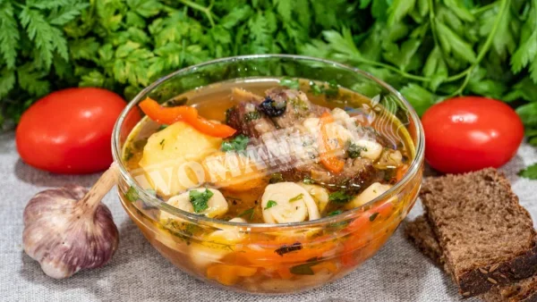М'ясний суп з яловичини з галушками та овочами