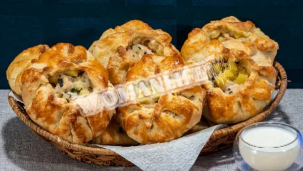 Курники з курячими грудками і картоплею з листкового тіста