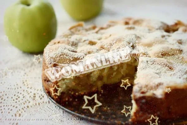Яблучний пиріг з корицею на сковороді
