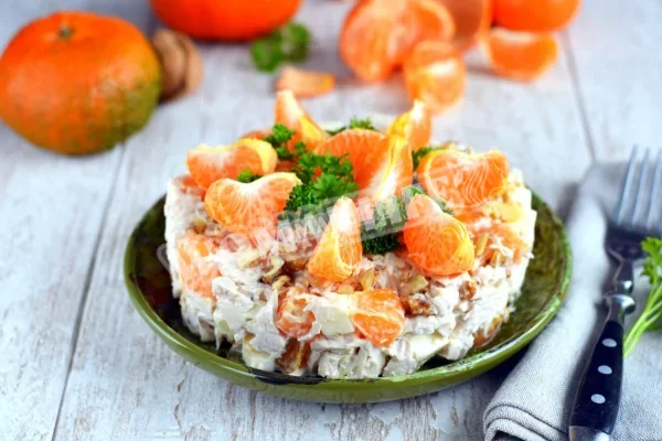 Салат з мандаринами, куркою і сиром