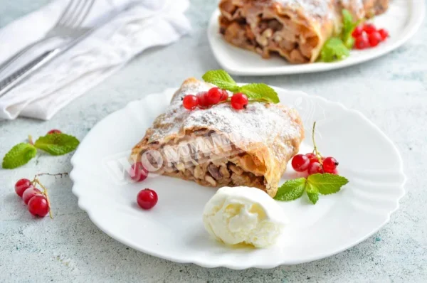 Класичний яблучний штрудель