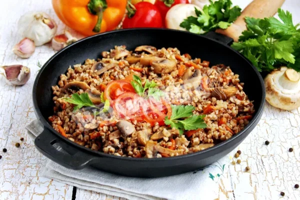 Гриби з гречкою на сковороді