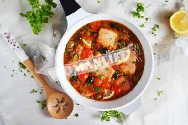 Тріска, тушкована з овочами на сковороді