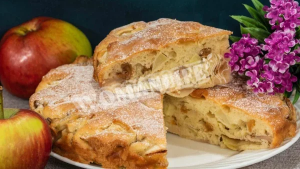 Класична шарлотка з яблуками та родзинками