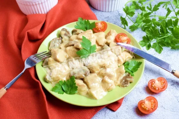 Куряче філе з печерицями на сковороді в сметані