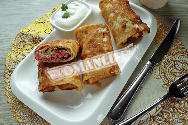 Млинці з начинкою з копченої ковбаси та сиру
