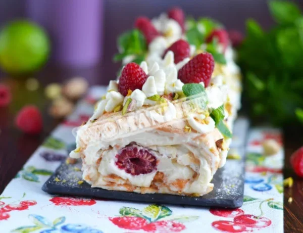 Рулет безе з фісташками, малиною та маскарпоне